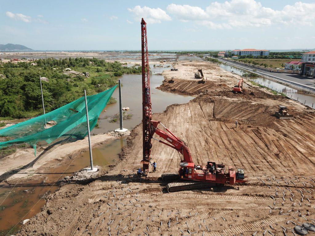 Cận cảnh máy móc thi công đang đóng bấc thấm vào nền đất yếu để làm đường cao tốc, cho thấy quy trình cắm bấc thấm diễn ra nhanh chóng và hiệu quả.